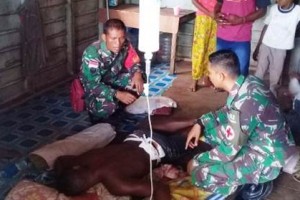 Sigap, Satgas Yonif MR 411 Tolong Korban Penusukan